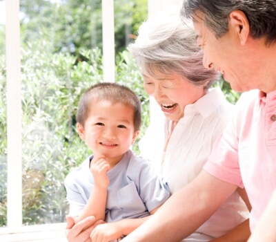 銘庭・松岡庭園を眺めながら、
お孫さんとのんびり夕涼み。